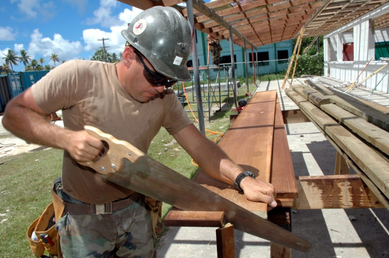 ebeniste-BEAUSOLEIL-min_worker_construction_building_carpenter_male_job_build_helmet-893290